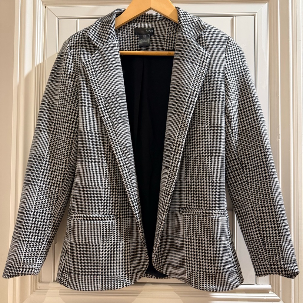 Aqua Women's Black and White Houndstooth Blazer - Size XS